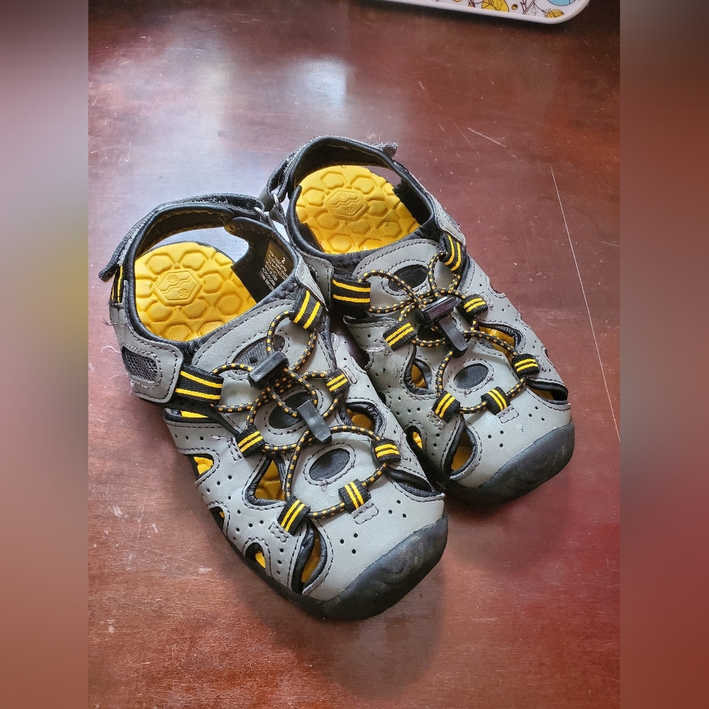 Kohmbu sandals